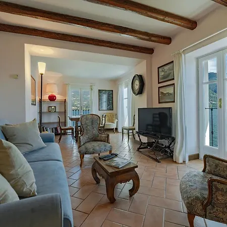 Villa San Siro Sleeps 8 Wifi Rezzonico